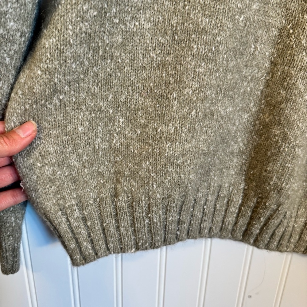 GAP Men’s Heathered Green Wool Crewneck Long Sleeve Sweater Size Medium - Picture 3 of 9